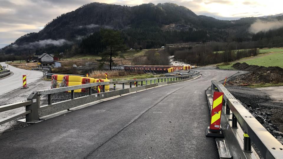 Lenke til artikkel: Midlertidig bru på fv. 65 i Surnadal opna for trafikk