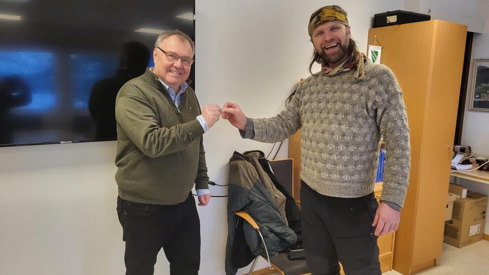 Lenke til artikkel: God stemning ved signering av kjøpekontrakt