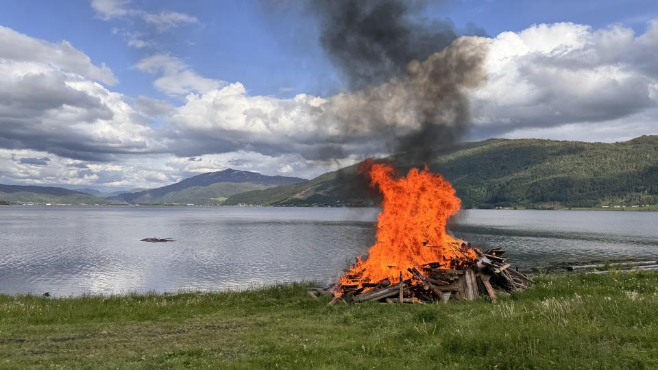 Lenke til artikkel: Reglar for bålbrenning - pinse- og sankthansbål