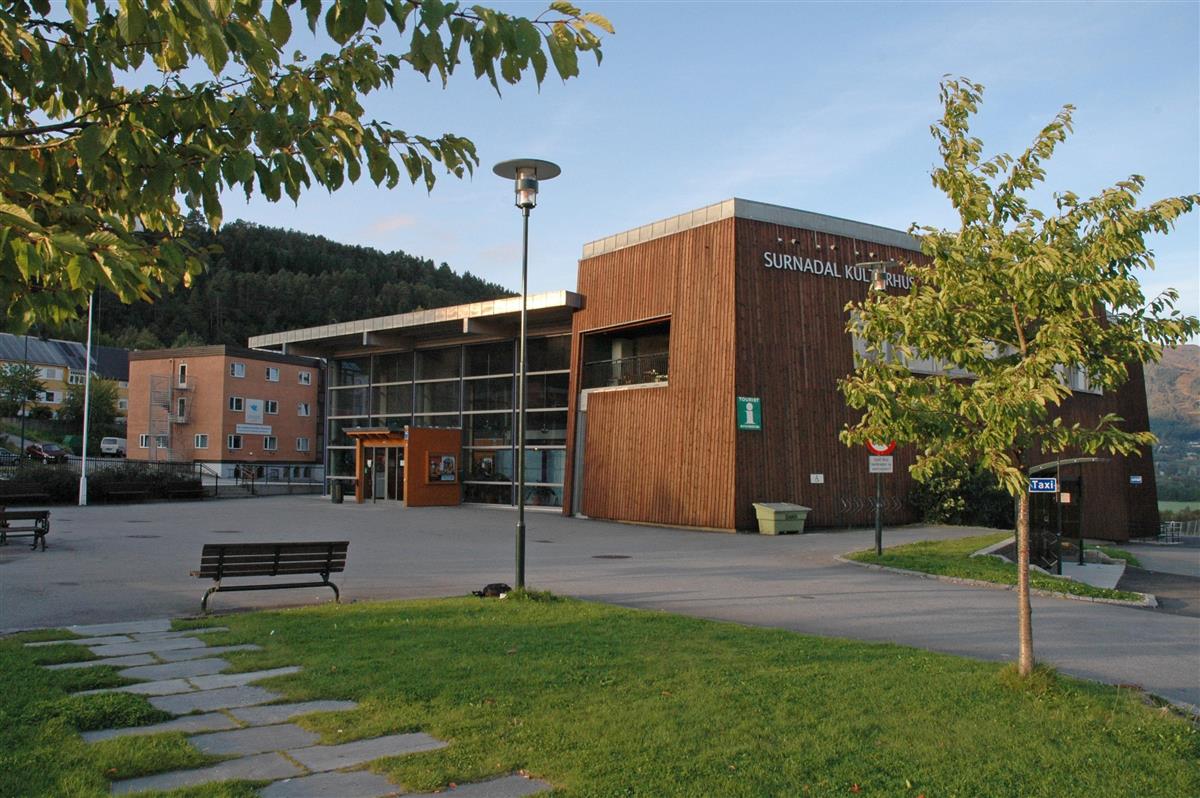 Bilde av Surnadal kulturhus. - Klikk for stort bilde