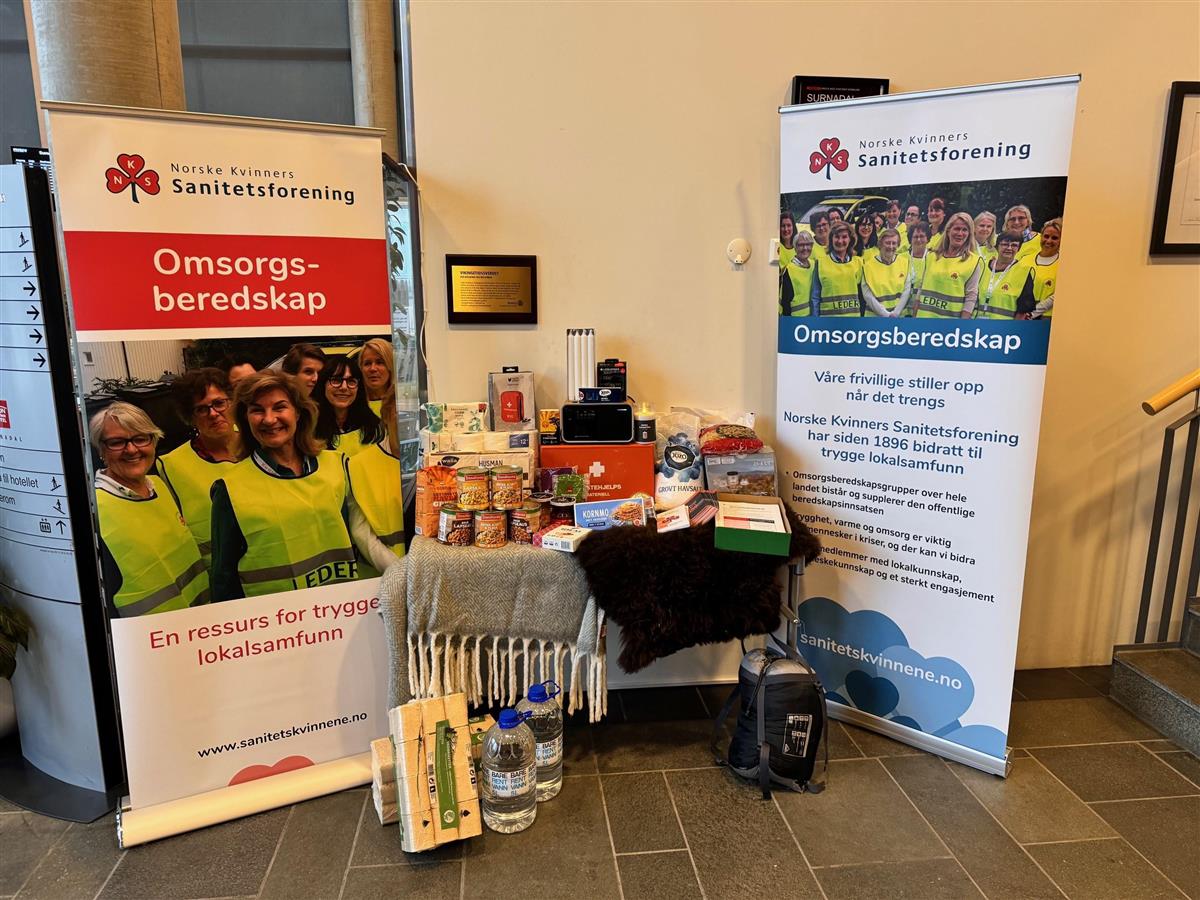 Foto. Surnadal sanitetsforening sin stand. - Klikk for stort bilde