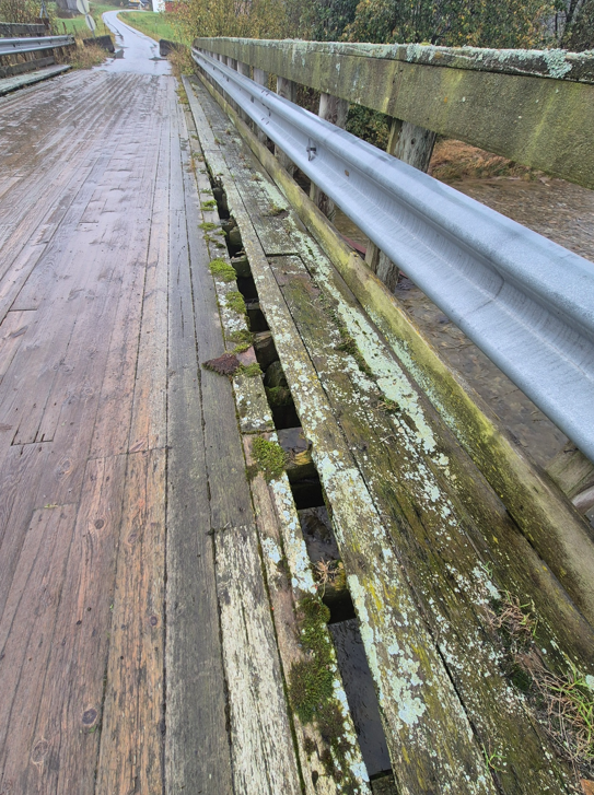 Skade på brukonstruksjon - Klikk for stort bilde