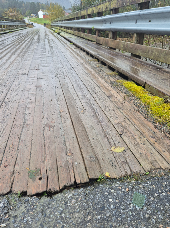 Underlag på brua - Klikk for stort bilde