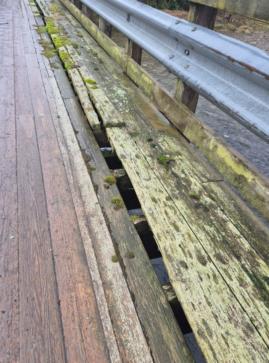 Skade på brukonstruksjon - Klikk for stort bilde