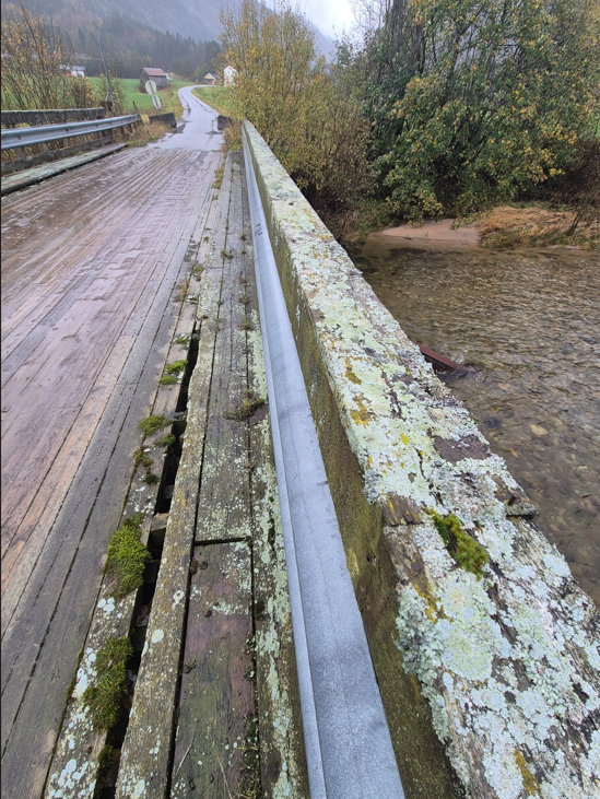 Skade på brukonstruksjon - Klikk for stort bilde