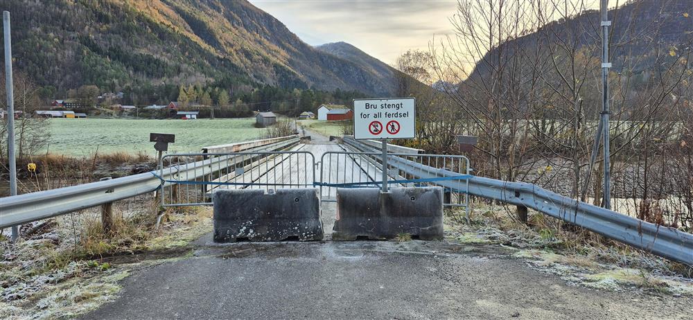 Foto. Øyabrua med skilt om brustenging. - Klikk for stort bilde