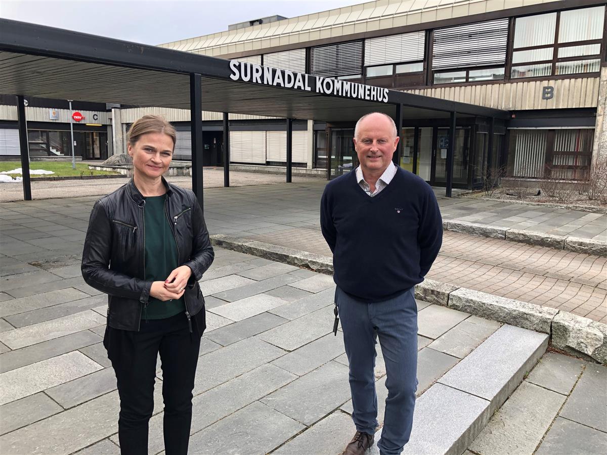 Bilde av ordførar Margrethe Svinvik og kommunaldirektør Knut Haugen framfor Surnadal kommunehus - Klikk for stort bilde